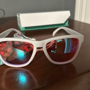 Goodr Au Revoir, Gopher Sunglasses
